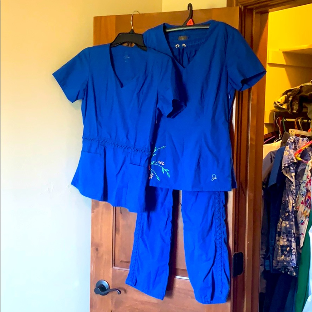 Jaanuu scrub set with extra top!